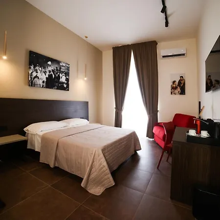 Bed & Breakfast Sciuscia Beb Spaccanapoli 4*