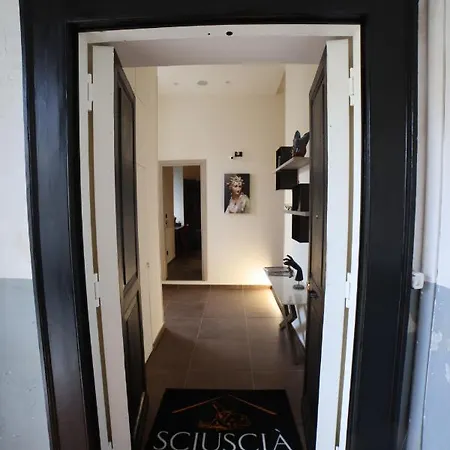 Sciuscia Spaccanapoli 4*